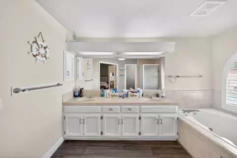 Bath - 1120 Paseo Verde Dr, Merced, CA 95348 photo 3 of 4
