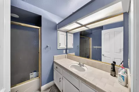 Bath - 1120 Paseo Verde Dr, Merced, CA 95348 photo 1 of 4