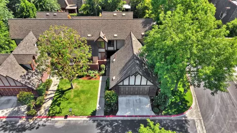 2827 W Compton Ct, Fresno, CA 93711