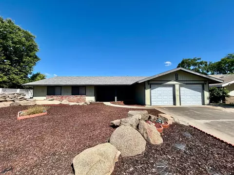 55 Oxford Ave, Clovis, CA 93612