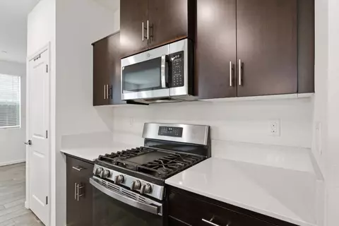 Kitchen - 479 Farmhouse Ln, Clovis, CA 93619 photo 5 of 7