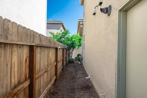 Exterior - 479 Farmhouse Ln, Clovis, CA 93619 photo 2 of 8