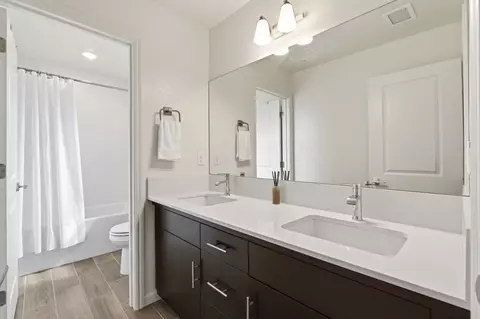 Bath - 479 Farmhouse Ln, Clovis, CA 93619 photo 4 of 5
