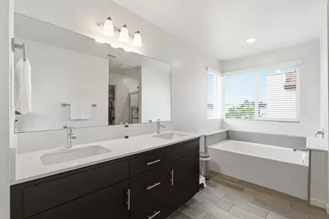 Bath - 479 Farmhouse Ln, Clovis, CA 93619 photo 2 of 5
