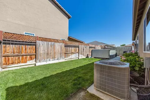 Exterior - 174 S Karen Ave, Kerman, CA 93630 photo 2 of 6