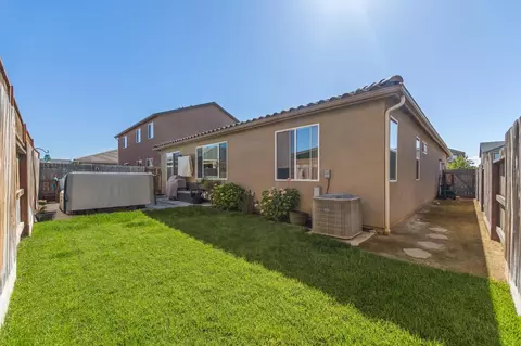 Exterior - 174 S Karen Ave, Kerman, CA 93630 photo 3 of 6