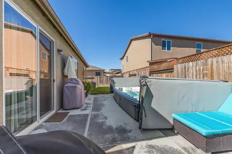 Exterior - 174 S Karen Ave, Kerman, CA 93630 photo 4 of 6