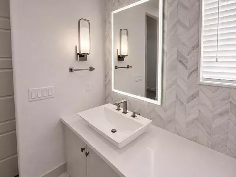 Bath - 6347 E Adena Ave, Fresno, CA 93727 photo 3 of 5