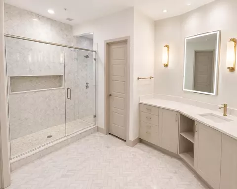 Bath - 6347 E Adena Ave, Fresno, CA 93727 photo 4 of 5