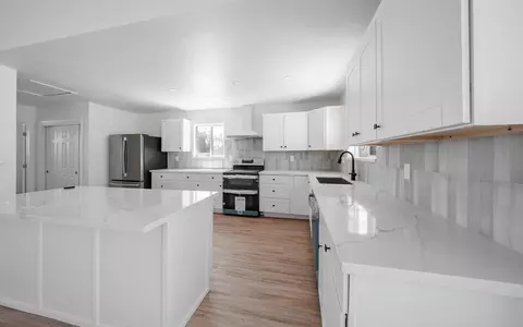 Kitchen - 15758 Mark Rd, Madera, CA 93636 photo 2 of 4
