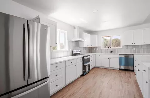 Kitchen - 15758 Mark Rd, Madera, CA 93636 photo 3 of 4