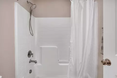 Bath - 3559 Sunstone Ct, Merced, CA 95340 photo 2 of 4