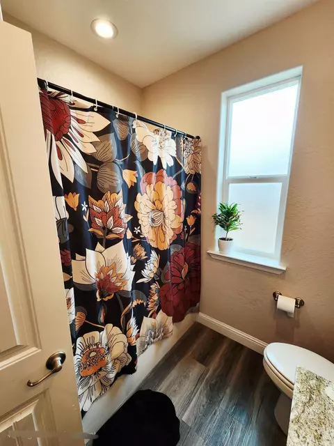 Bath - 838 Shasta St, Madera, CA 93638 photo 5 of 6