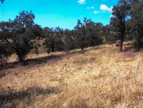 128 Hickory Ln, Yokuts Valley, CA 93675