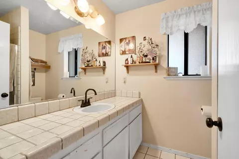 Bath - 39523 Road 406, Madera, CA 93636 photo 3 of 3