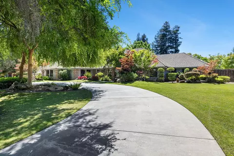 255 E Shepherd Ave, Fresno, CA 93720