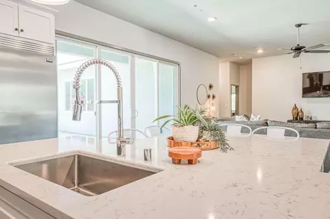 Kitchen - 819 Pinnacle Dr W, Madera, CA 93636 photo 4 of 8