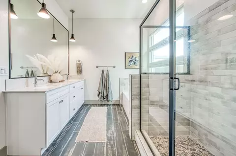Bath - 819 Pinnacle Dr W, Madera, CA 93636 photo 1 of 5