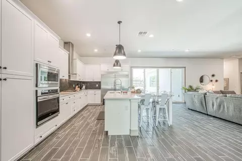 Kitchen - 819 Pinnacle Dr W, Madera, CA 93636 photo 3 of 8