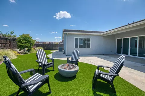 Exterior - 819 Pinnacle Dr W, Madera, CA 93636 photo 2 of 13