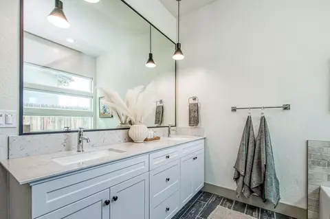 Bath - 819 Pinnacle Dr W, Madera, CA 93636 photo 4 of 5