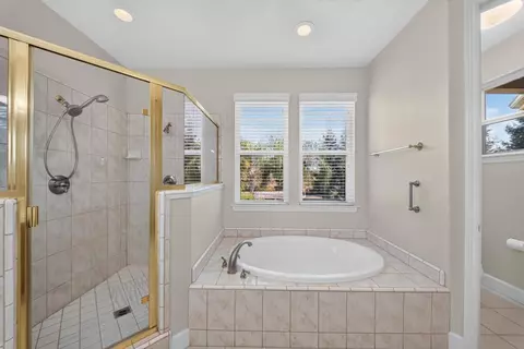 Bath - 3084 Rall Ave, Clovis, CA 93619 photo 2 of 5