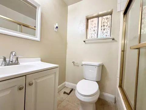 Bath - 28853 Avenue 13 14, Madera, CA 93638 photo 2 of 2