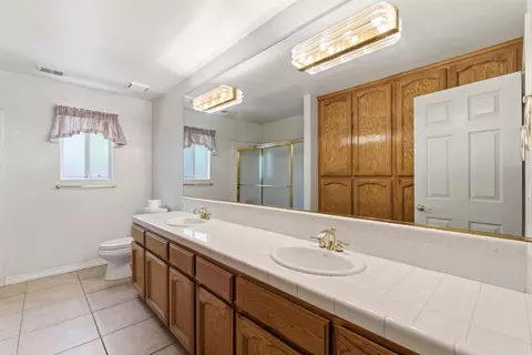 Bath - 2876 Carolina Ave, Clovis, CA 93611 photo 3 of 7