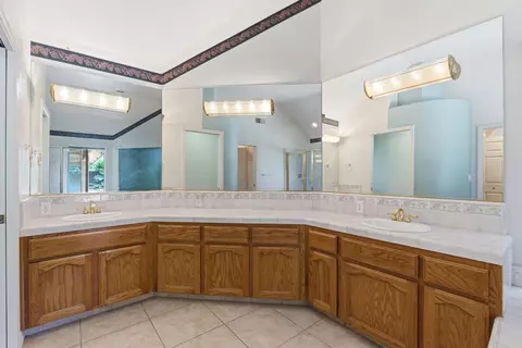 Bath - 2876 Carolina Ave, Clovis, CA 93611 photo 7 of 7