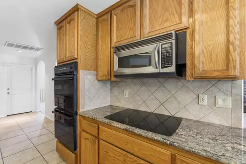 Kitchen - 2876 Carolina Ave, Clovis, CA 93611 photo 6 of 7