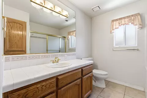 Bath - 2876 Carolina Ave, Clovis, CA 93611 photo 1 of 7