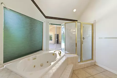 Bath - 2876 Carolina Ave, Clovis, CA 93611 photo 6 of 7