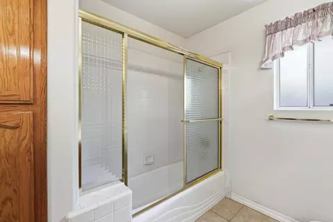 Bath - 2876 Carolina Ave, Clovis, CA 93611 photo 4 of 7