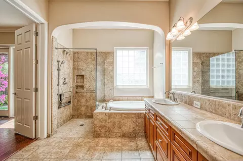 Bath - 3544 Prescott Ave, Clovis, CA 93619 photo 2 of 3