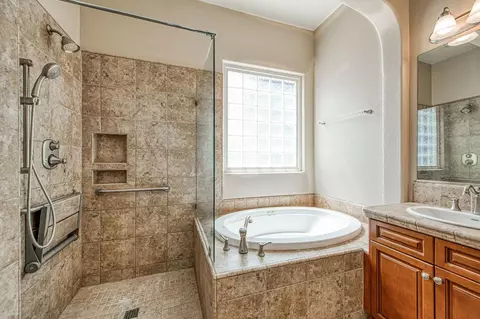 Bath - 3544 Prescott Ave, Clovis, CA 93619 photo 3 of 3