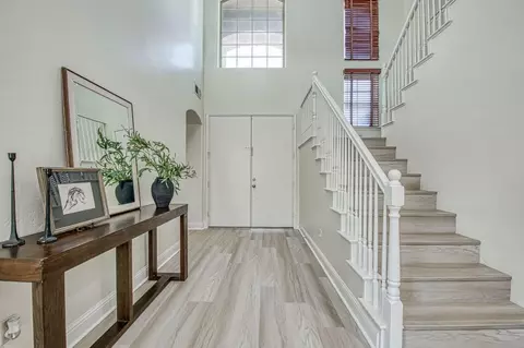 Entry Way - 5860 E Byrd Ave, Fresno, CA 93727 photo 2 of 4