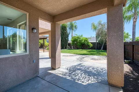 Exterior - 5860 E Byrd Ave, Fresno, CA 93727 photo 4 of 8