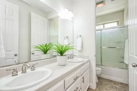 Bath - 5860 E Byrd Ave, Fresno, CA 93727 photo 3 of 3