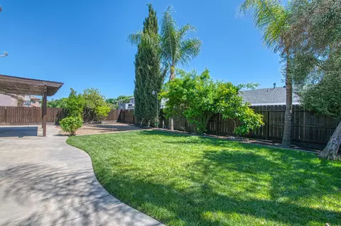 Exterior - 5860 E Byrd Ave, Fresno, CA 93727 photo 6 of 8