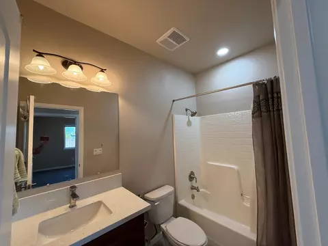 Bath - 1707 Sylvia St, Selma, CA 93662 photo 2 of 2