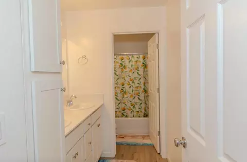 Bath - 14206 Gragnani Ave, Kerman, CA 93630 photo 2 of 4