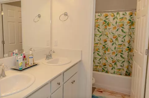 Bath - 14206 Gragnani Ave, Kerman, CA 93630 photo 3 of 4