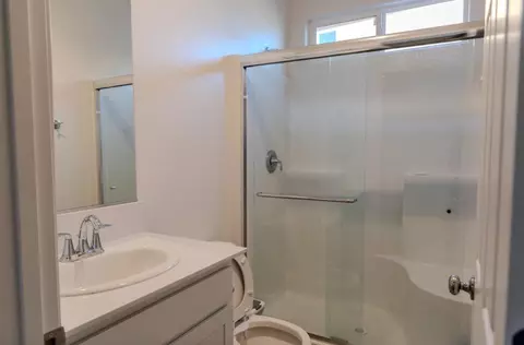 Bath - 14206 Gragnani Ave, Kerman, CA 93630 photo 1 of 4