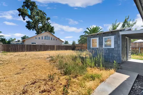 Exterior - 316 E Cameron St, Hanford, CA 93230 photo 3 of 6