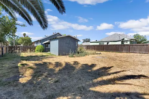 Exterior - 316 E Cameron St, Hanford, CA 93230 photo 5 of 6