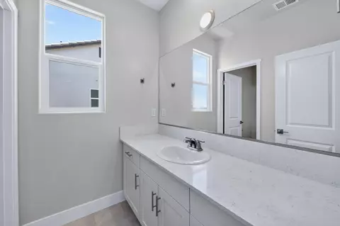 Bath - 972 Peters Rd S, Madera, CA 93636 photo 3 of 4