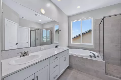 Bath - 972 Peters Rd S, Madera, CA 93636 photo 1 of 4