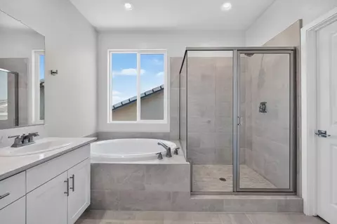 Bath - 972 Peters Rd S, Madera, CA 93636 photo 2 of 4