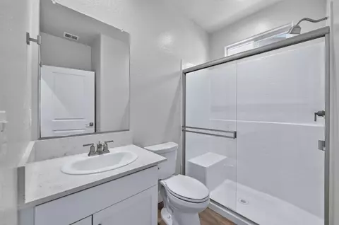 Bath - 972 Peters Rd S, Madera, CA 93636 photo 4 of 4