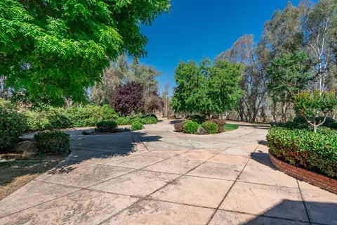Exterior - 12780 Auberry Rd, Clovis, CA 93619 photo 6 of 11